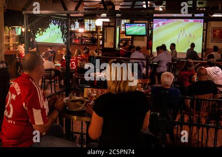 Berlin, Allemagne. 04e juillet 2020. Les fans du Bayern Munich regardent la finale de la coupe DFB au salon de la bière du Vieux Berlin. Credit: Christophe GATeau/dpa/Alay Live News Banque D'Images