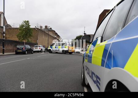 Le cordon de police au croisement de Roman Way et de Bride Street, Islington, où un homme dans ses années 20 est mort après avoir été trouvé avec des blessures par balle près de la prison de Pentonville, dans le nord de Londres. Banque D'Images