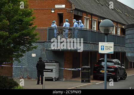 Le cordon de police et les officiers de police judiciaire de Vulcan Way sur le domaine de Westbourne, à côté de Roman Way, Islington, où un homme dans ses années 20 est décédé après avoir été trouvé avec des blessures par balle près de la prison de Pentonville, dans le nord de Londres. Banque D'Images