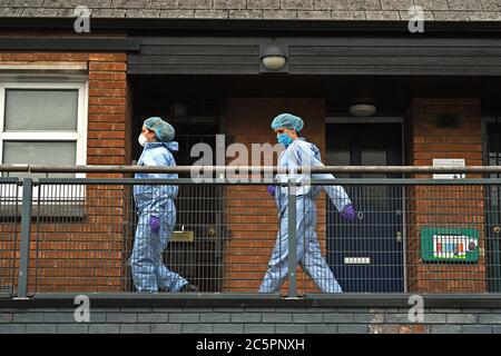 Des policiers judiciaires de Vulcan Way, sur le domaine de Westbourne, à côté de Roman Way, Islington, où un homme de la vingtaine est décédé après avoir été trouvé avec des blessures par balle près de la prison de Pentonville, dans le nord de Londres. Banque D'Images