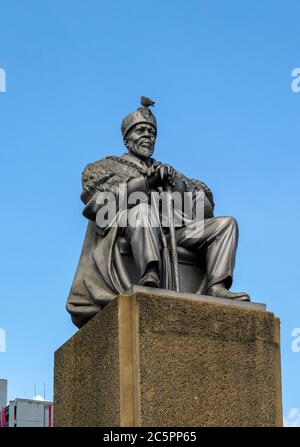 Statue de Jomo Kenyatta (première présidente de la statue du Kenya) à l'extérieur du KICC (Kenya International Convention Centre), Nairobi, Kenya, Afrique de l'est Banque D'Images