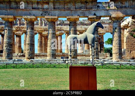 Parc national du Cilento, Campanie, Italie. Poseidonia (nom romain Paestum) site archéologique grec et romain. C'était une ville grecque ancienne importante sur la côte de la mer Tyrrhénienne dans la Magna Graecia. Le deuxième temple de Hera ou Neptune. En premier plan la sculpture de Cavallo di Sabbia (cheval de sable) de l'artiste Mimmo Paladino. Banque D'Images