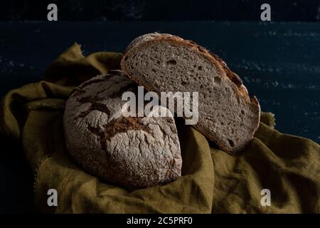 Pain de campagne fait maison à partir de blé et de farine de grain entier coupée en deux Banque D'Images