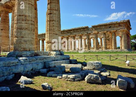 Parc national du Cilento, Campanie, Italie. Poseidonia (nom romain Paestum) site archéologique grec et romain. C'était une ville grecque ancienne importante sur la côte de la mer Tyrrhénienne dans la Magna Graecia. En premier plan le premier temple de Hera, le deuxième temple de Hera ou Neptune en arrière-plan. Banque D'Images