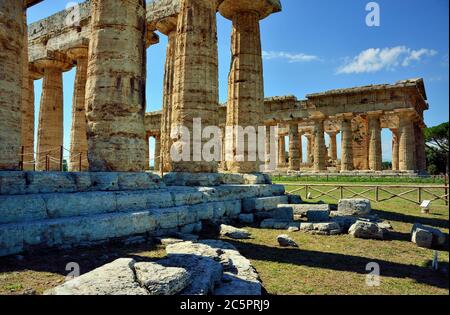 Parc national du Cilento, Campanie, Italie. Poseidonia (nom romain Paestum) site archéologique grec et romain. C'était une ville grecque ancienne importante sur la côte de la mer Tyrrhénienne dans la Magna Graecia. En premier plan le premier temple de Hera, le deuxième temple de Hera ou Neptune en arrière-plan. Banque D'Images