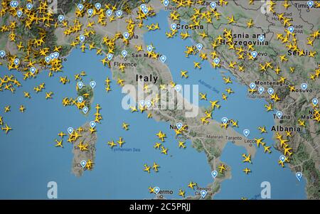 Carte du trafic aérien au-dessus de l'Italie, de la Croatie, de la Bosnie-Herzégovine, Albanie (04 juillet 2020, HTC 14.46), avec le site Flightracar 24. Période de pendémie de Conoravirus Banque D'Images