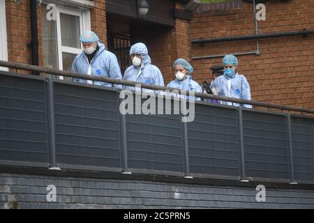 Des policiers judiciaires de Vulcan Way, sur le domaine de Westbourne, à côté de Roman Way, Islington, où un homme de la vingtaine est décédé après avoir été trouvé avec des blessures par balle près de la prison de Pentonville, dans le nord de Londres. Banque D'Images