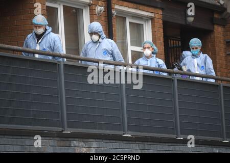 Des policiers judiciaires de Vulcan Way, sur le domaine de Westbourne, à côté de Roman Way, Islington, où un homme de la vingtaine est décédé après avoir été trouvé avec des blessures par balle près de la prison de Pentonville, dans le nord de Londres. Banque D'Images