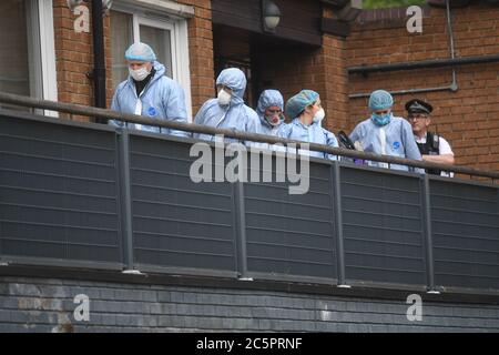 Des policiers judiciaires de Vulcan Way, sur le domaine de Westbourne, à côté de Roman Way, Islington, où un homme de la vingtaine est décédé après avoir été trouvé avec des blessures par balle près de la prison de Pentonville, dans le nord de Londres. Banque D'Images