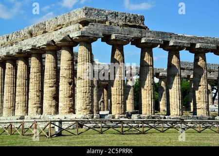 Parc national du Cilento, Campanie, Italie. Poseidonia (nom romain Paestum) site archéologique grec et romain. C'était une ville grecque ancienne importante sur la côte de la mer Tyrrhénienne dans la Magna Graecia. Le premier temple de Hera. Banque D'Images