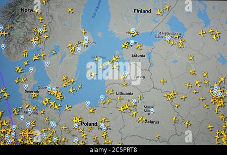 Carte du trafic aérien sur les pays d'Europe du Nord, ( 04 juillet 2020, UTC 14.58), avec le site Flightracar 24. Période de pendémie de Conoravirus Banque D'Images