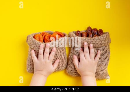 Abricots séchés fruits et dattes dans des sacs de toile. Concept de nutrition saine Banque D'Images