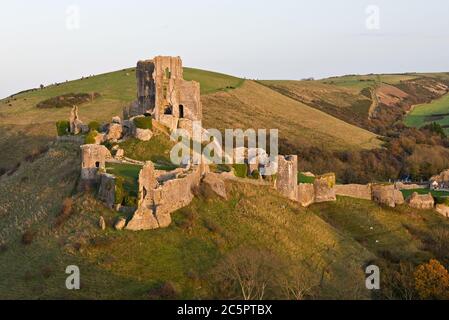 Vue automnale du château médiéval de Corfe à Dorset au crépuscule. Propriété de National Trust dans l'île de Purbeck, Dorset, Angleterre, Royaume-Uni Banque D'Images