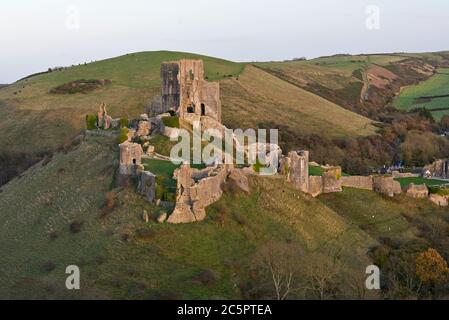 Vue automnale du château médiéval de Corfe à Dorset au crépuscule. Propriété de National Trust dans l'île de Purbeck, Dorset, Angleterre, Royaume-Uni Banque D'Images