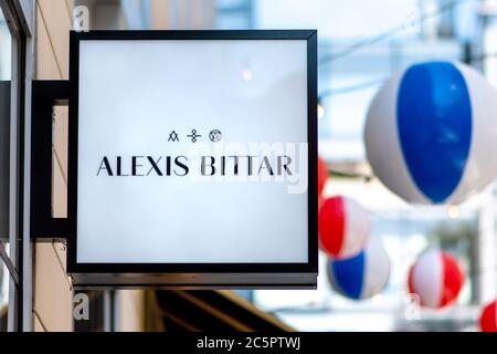 Washington, D.C. / États-Unis - juillet 04 2020 : panneau à l'entrée de la bijouterie de luxe Alexis Bittar au centre commercial CityCenterDC à Washington. Banque D'Images