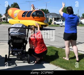 Racine, Wisconsin, États-Unis. 4 juillet 2020. Une vague familiale comme l'Oscar Mayer Wienermobile est vu pendant le 4ième défilé annuel du Fest à racine, mais il n'y avait pas de groupes de marche, de politiciens, ou d'autres participants marchants. Le défilé compte normalement environ 125 flotteurs et unités, mais le samedi 4 juillet 2020, en raison du coronavirus et de Covid19, il n'y en avait qu'une demi-douzaine. Crédit : Mark Hertzberg/ZUMA Wire/Alay Live News Banque D'Images