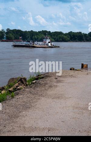 St Geneviève, Mo--3 juillet 2020 ; le ferry transporte les véhicules mobiles noirs loin de la rampe de chargement de terre à travers le fleuve Mississippi vers l'Illinois dans une région avec Banque D'Images