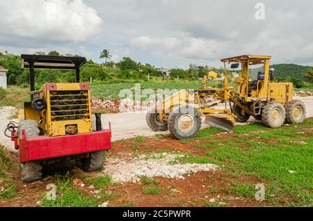 Niveleuse et compacteur à rouleaux sur le chantier de construction Banque D'Images