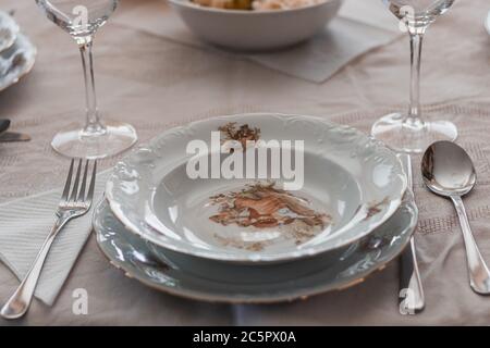 Ensemble de couverts de table du restaurant avec assiette vide Banque D'Images