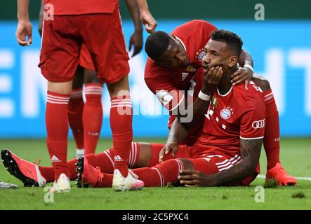 Berlin, Allemagne. 04e juillet 2020. Football: Coupe DFB, finale: Bayer Leverkusen - FC Bayern Munich, dans le stade olympique. Jerome Boateng (r) de Munich est assis sur l'herbe après une blessure. Crédit : Annegert Hilse/Reuters/pool/dpa - NOTE IMPORTANTE : Conformément aux règlements de la DFL Deutsche Fußball Liga et de la DFB Deutscher Fußball-Bund, il est interdit d'exploiter ou d'exploiter dans le stade et/ou à partir du jeu pris des photos sous forme d'images de séquence et/ou de séries de photos de type vidéo./dpa/Alay Live News Banque D'Images