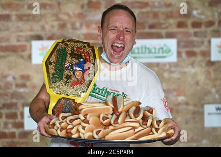 Joey Chestnut, un concurrent, célèbre après avoir enregistré un nouveau record du monde avec 75 hot dogs pour remporter la division masculine du célèbre concours international de hot dogs-manger annuel Nathan du 4 juillet dans le quartier de Brooklyn à New York, NY, le 4 juillet 2020. Cette année, la compétition s'est tenue à l'intérieur d'un bâtiment sans grand public, où les concurrents ont été séparés par des diviseurs de plexiglas en raison de préoccupations liées à la COVID-19, et pendant dix minutes, Chestnut a consommé 75 hot dogs, et Sodo en a consommé 48 et demi. (Anthony Behar/Sipa États-Unis) Banque D'Images