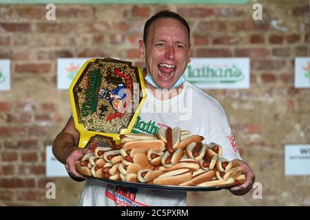 Joey Chestnut, un concurrent, célèbre après avoir enregistré un nouveau record du monde avec 75 hot dogs pour remporter la division masculine du célèbre concours international de hot dogs-manger annuel Nathan du 4 juillet dans le quartier de Brooklyn à New York, NY, le 4 juillet 2020. Cette année, la compétition s'est tenue à l'intérieur d'un bâtiment sans grand public, où les concurrents ont été séparés par des diviseurs de plexiglas en raison de préoccupations liées à la COVID-19, et pendant dix minutes, Chestnut a consommé 75 hot dogs, et Sodo en a consommé 48 et demi. (Anthony Behar/Sipa États-Unis) Banque D'Images