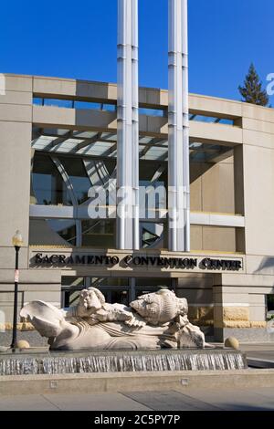 Sculpture sur fontaine « temps de jeter des pierres » par Stephen Kaltenbach à l'extérieur du centre de congrès de Sacramento, Californie, États-Unis Banque D'Images