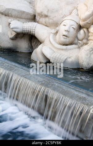 Sculpture sur fontaine « temps de jeter des pierres » par Stephen Kaltenbach à l'extérieur du centre de congrès de Sacramento, Californie, États-Unis Banque D'Images