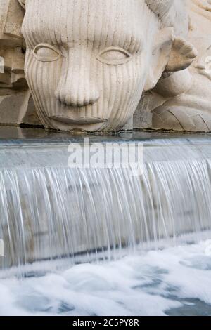 Sculpture sur fontaine « temps de jeter des pierres » par Stephen Kaltenbach à l'extérieur du centre de congrès de Sacramento, Californie, États-Unis Banque D'Images