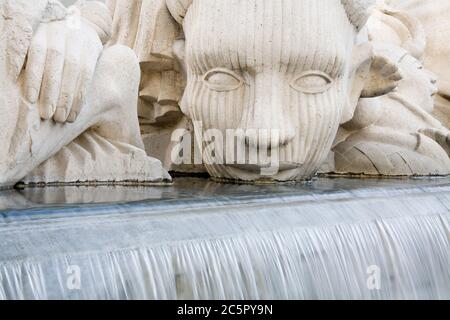 Sculpture sur fontaine « temps de jeter des pierres » par Stephen Kaltenbach à l'extérieur du centre de congrès de Sacramento, Californie, États-Unis Banque D'Images