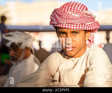 Nizwa, Oman, 2 décembre 2016 : portrait d'un garçon local en vêtements traditionnels au marché de la chèvre du vendredi à Nizwa, Oman Banque D'Images