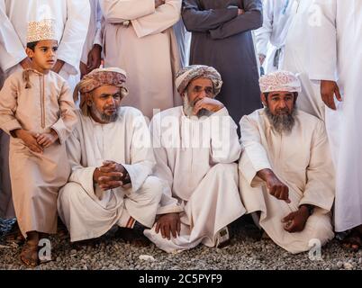 Nizwa, Oman, 2 décembre 2016 : les hommes locaux font du shopping sur le marché de la chèvre du vendredi à Nizwa, Oman Banque D'Images