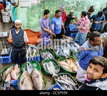 Chittagong, Bangladesh, 23 décembre 2017 : vendeurs de poisson sur le marché près de la rivière Karnabuli à Chittagong Banque D'Images