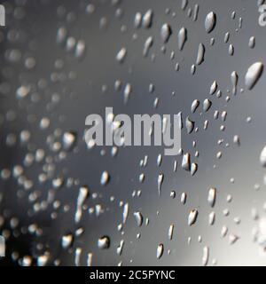 Gouttes de pluie sur un carreau de fenêtre Banque D'Images