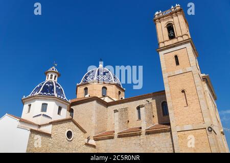 Église notre-Dame de Solace avec dômes carrelés de bleu et clocher et ciel bleu sans nuages à Altea, Costa Blanca, Espagne Banque D'Images