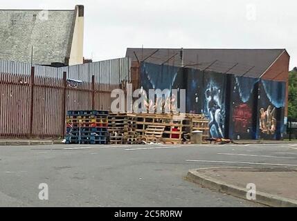 Palettes en bois sur le site de feu de camp loyaliste au parking de Bloomfield Walkway à l'est de Belfast. Les loyalistes devraient abandonner les efforts pour reconstruire les feux de joie et s'en tenir aux règlements sur le coronavirus, a déclaré un religieux influent dans l'est de Belfast. Banque D'Images