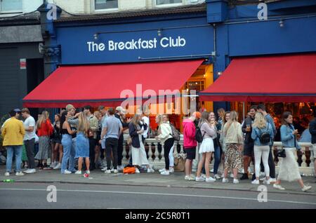 Londres, Royaume-Uni. 4 juillet 2020. Super Saturday pubs ouvert à Battersea après le verrouillage du coronavirus. Credit: JOHNNY ARMSTEAD/Alamy Live News Banque D'Images