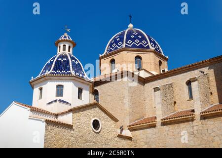 Église notre-Dame de Solace avec des dômes carrelés de bleu et un ciel bleu sans nuages à Altea, Costa Blanca, Espagne Banque D'Images