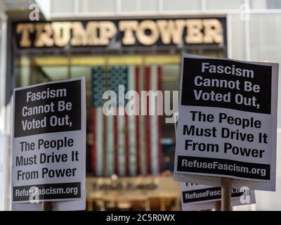 New York, New York, États-Unis. 4 juillet 2020. New York, New York, États-Unis : des manifestants tiennent des panneaux en face de la Trump Tower sur la Fifth Avenue lors d'une manifestation anti-Trump le jour de l'indépendance. Crédit: Corine Sciboz/ZUMA Wire/Alay Live News Banque D'Images