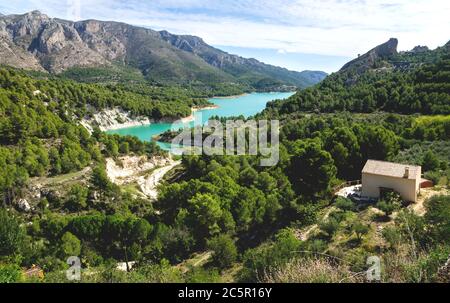 Lac de réserevoir de barrage de couleur turquoise entouré par la forêt verte de Guadalest, Costa Blanca, Espagne Banque D'Images