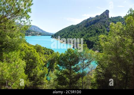 Lac de réservoir de barrage de couleur turquoise entouré de montagnes de forêt verte à Guadalest, Costa Blanca, Espagne Banque D'Images