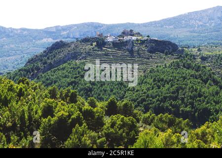 Ruines de château dans les montagnes entourées d'une forêt verdoyante, Guadalest, Costa Blanca, Espagne Banque D'Images