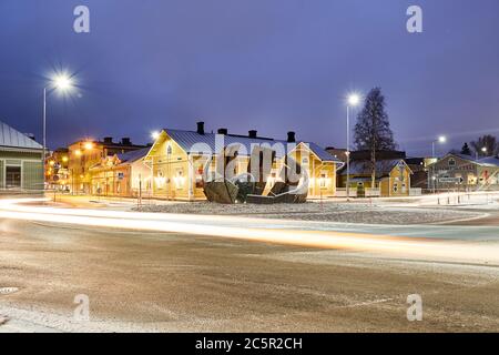 Joensuu, Finlande - 23 novembre 2018 : le nouveau rond-point de nuit avec des sentiers de lumière. Au centre de l'intersection se trouve un objet d'art moderne. Vieux euros Banque D'Images