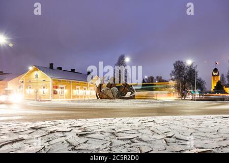 Joensuu, Finlande - 23 novembre 2018 : le nouveau rond-point de nuit avec des sentiers de lumière. Au centre de l'intersection se trouve un objet d'art moderne. Vieux euros Banque D'Images