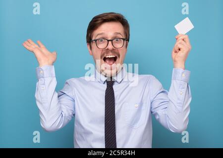 Beau jeune homme de race blanche avec carte blanche Banque D'Images