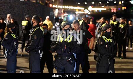 Düsseldorf, Allemagne. 04e juillet 2020. Les policiers surveillent les mesures de corona du pays sur l'escalier ouvert. Les deux derniers samedis, la police a dû dégager les escaliers en raison de violations. Crédit : Roberto Pfeil/dpa/Alay Live News Banque D'Images