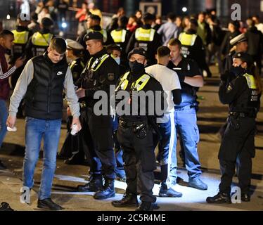 Düsseldorf, Allemagne. 04e juillet 2020. Les policiers surveillent les mesures de corona du pays sur l'escalier ouvert. Les deux derniers samedis, la police a dû dégager les escaliers en raison de violations. Crédit : Roberto Pfeil/dpa/Alay Live News Banque D'Images