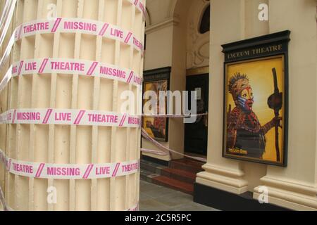 Londres, Royaume-Uni - 4 juillet 2020 : une affiche du Roi Lion est enregistrée au-dessus d'un théâtre Lyceum. Certains théâtres de tout le pays ont été drapés dans la bande lors du lancement de la campagne #MissingLiveTheater par Scene change, le collectif des designers de théâtre britannique. Cette situation fait suite à un conseil selon lequel son équipe de 400 travailleurs occasionnels serait mise à pied dans une démarche qui serait inévitable, car la crise de Covid-19 continue de faire perdre des emplois dans tout le paysage du théâtre britannique. Banque D'Images