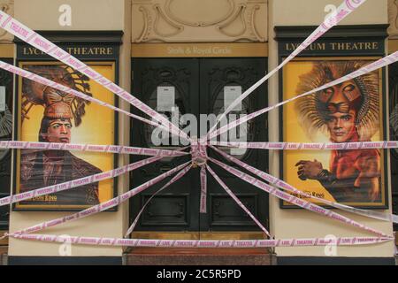 Londres, Royaume-Uni - 4 juillet 2020 : une affiche du Roi Lion est enregistrée au-dessus d'un théâtre Lyceum. Certains théâtres de tout le pays ont été drapés dans la bande lors du lancement de la campagne #MissingLiveTheater par Scene change, le collectif des designers de théâtre britannique. Cette situation fait suite à un conseil selon lequel son équipe de 400 travailleurs occasionnels serait mise à pied dans une démarche qui serait inévitable, car la crise de Covid-19 continue de faire perdre des emplois dans tout le paysage du théâtre britannique. Banque D'Images