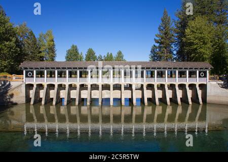 Tahoe City barrage sur la rivière Truckee, Lake Tahoe, California, USA Banque D'Images